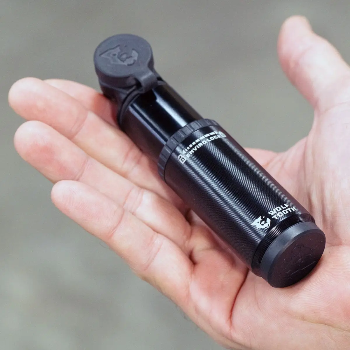 WOLF TOOTH ENCASE PUMP 30CC WITH TUBELESS TYRE PLUG TOOL image 8