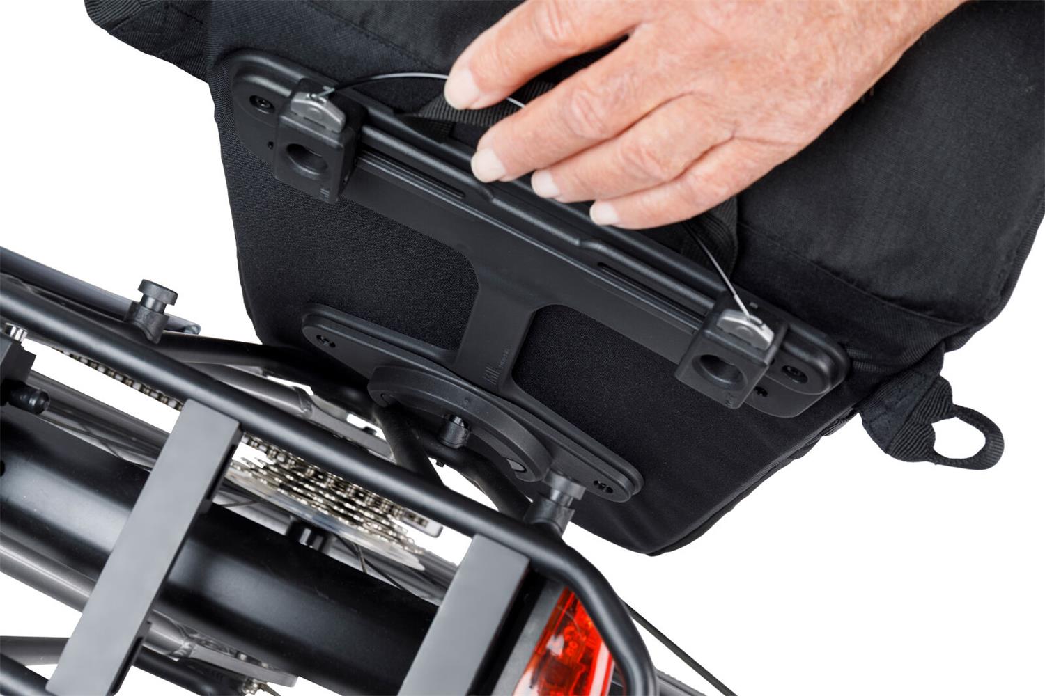 Basil - Move Commuter Bicycle bag (MIK Studs) 15L image 6